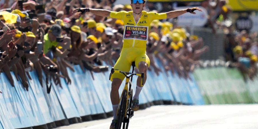 Der Belgier Wout Van Aert (M) vom Team Jumbo-Visma jubelt im Gelben Trikot über seinen Sieg auf der 4. Etappe.