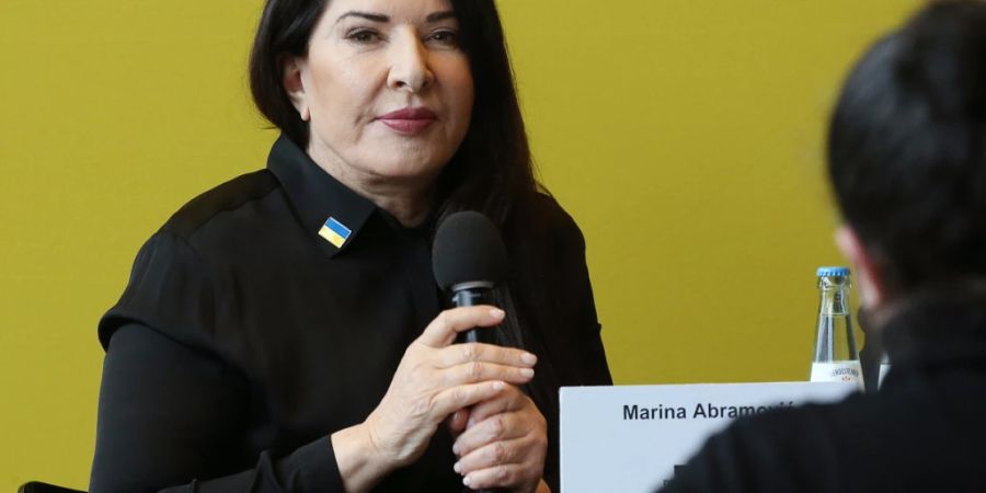 ARCHIV - Die Performance-Künstlerin Marina Abramovic beantwortet auf einer Pressekonferenz zum Opernprojekt «7 Deaths of Maria Callas» Fragen von Journalisten. Foto: Wolfgang Kumm/dpa