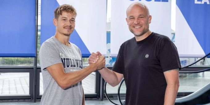 Cédric Brunner mit Schalkes Sportchef Rouven Schröder. Cedric Brunner