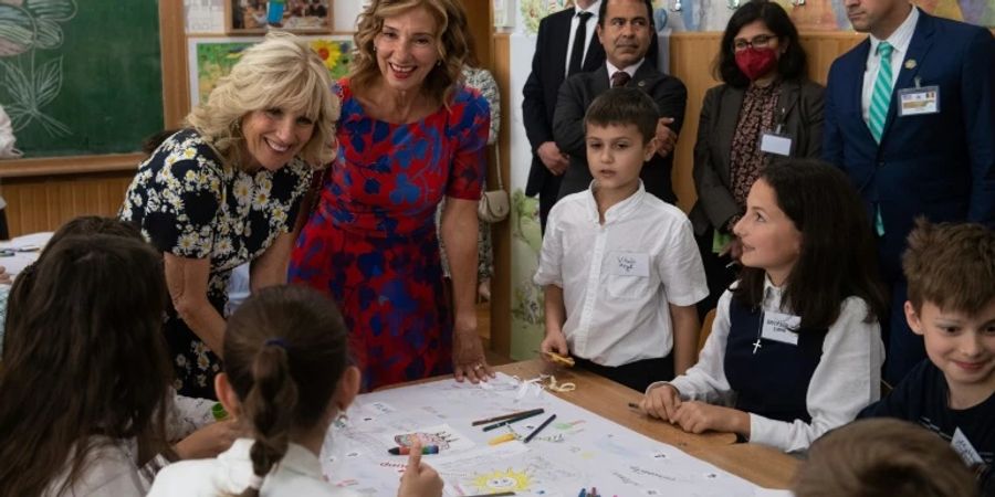 Jill Biden (l.) mit Carmen Johannis in Rumänien