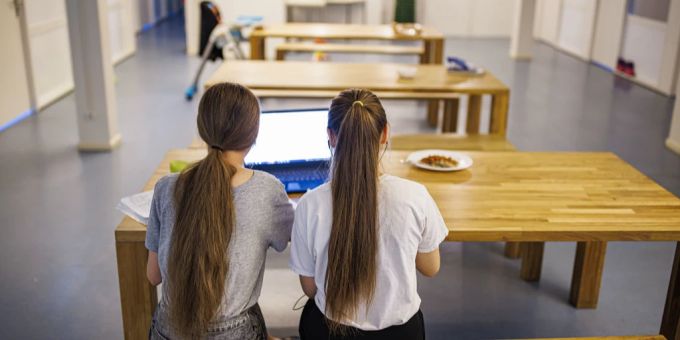 Nadiia (links) und Maria (rechts) arbeiten an einem Tisch während des Besuchs einer Unterkunft für Flüchtlinge aus der Ukraine, die von EVAM (Etablissement vaudois d'accueil des migrants) betrieben wird, am Dienstag, den 3. Mai 2022 in Gland. Ukraine Krieg Flüchtlinge Schweiz