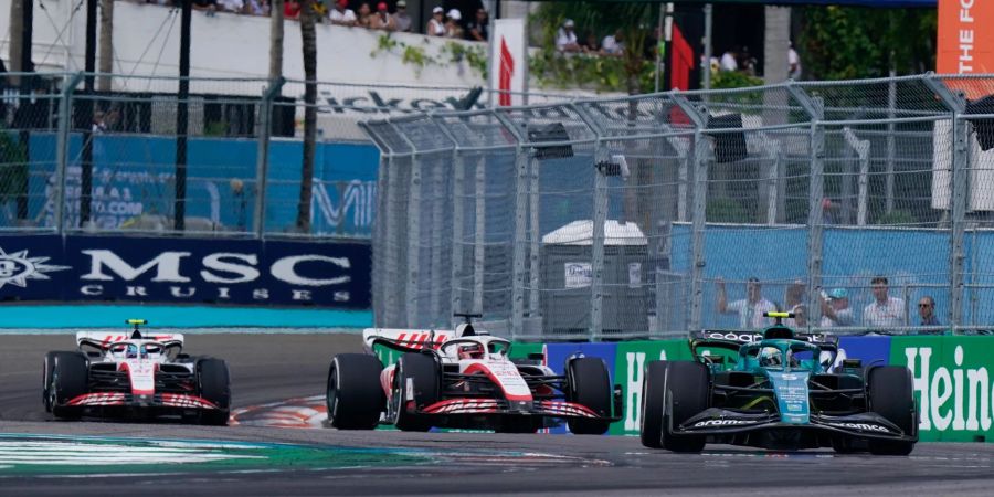 Sebastian Vettel vom Team Aston Martin fährt vor Kevin Magnussen und Mick Schumacher vom Team Haas.