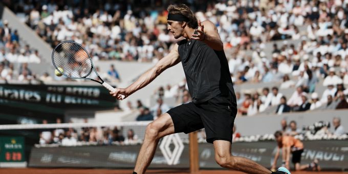 Alexander Zverev im Einsatz gegen Carlos Alcaraz im Viertelfinal der French Open. Zverev Alcaraz French Open