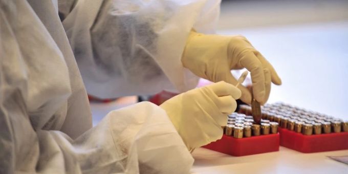 Eine Laborantin mit DNA-Proben. (Symbolbild) mord