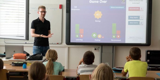 Veränderungen in der Gesellschaft stellen auch den Lehrerberuf vor immer wieder neue Herausforderungen. Lehrer Lehrperson Klassenzimmer Tablet