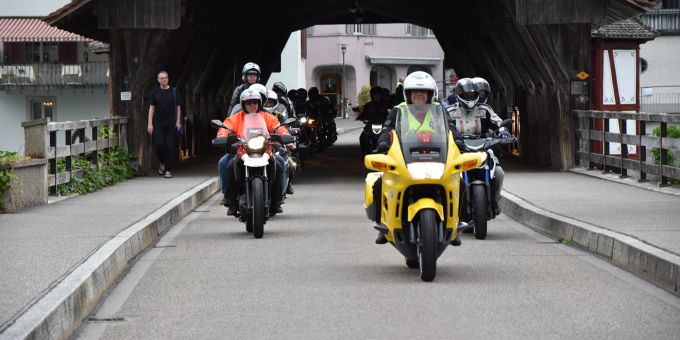 Corso über die Holzbrücke in Bremgarten Töff-Corso