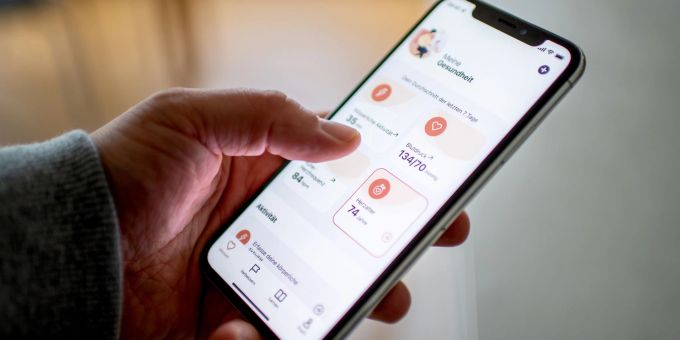 Die App HerzFit der Herzstiftung vergleicht Gesundheitsdaten und wertet das Risiko für einen Herzinfarkt aus. Die App HerzFit der Herzstiftung vergleicht Gesundheitsdaten und wertet das Risiko für einen Herzinfarkt aus.