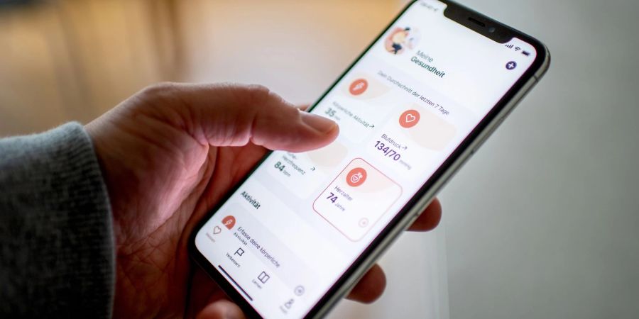 Die App HerzFit der Herzstiftung vergleicht Gesundheitsdaten und wertet das Risiko für einen Herzinfarkt aus.