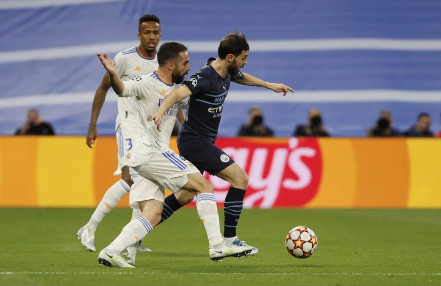 Bernardo Silva (r.) von Manchester City im Duell mit Reals Dani Carvajal (l.).