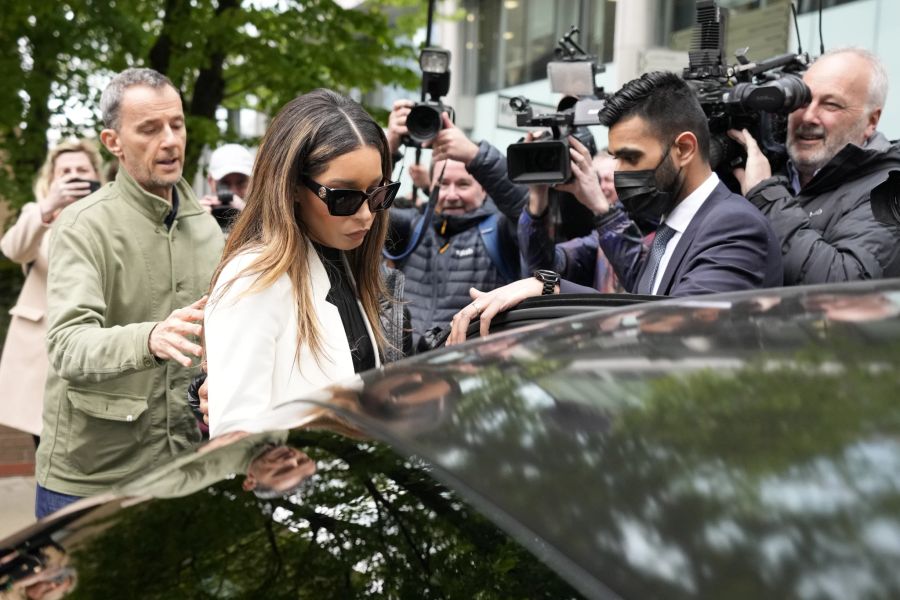 Boris Beckers Freundin Lilian de Carvalho Monteiro verlässt das Gericht in London.