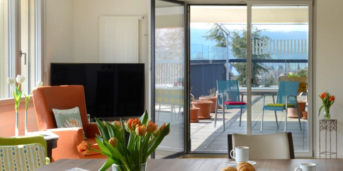 Aufenthaltsraum mit Dachterrasse in einem der Heime von Uster. Heime Uster Aufenthaltsraum