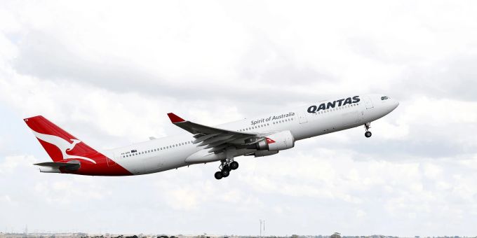 Ein Flugzeug der Quantas Airlines hebt vom Flughafen in Melbourne ab. Ein Flugzeug der Quantas Airlines hebt vom Flughafen in Melbourne ab.
