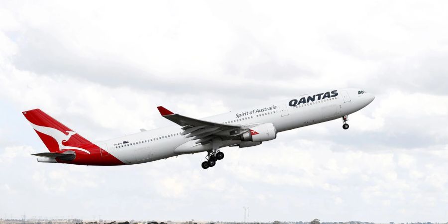 Ein Flugzeug der Quantas Airlines hebt vom Flughafen in Melbourne ab.