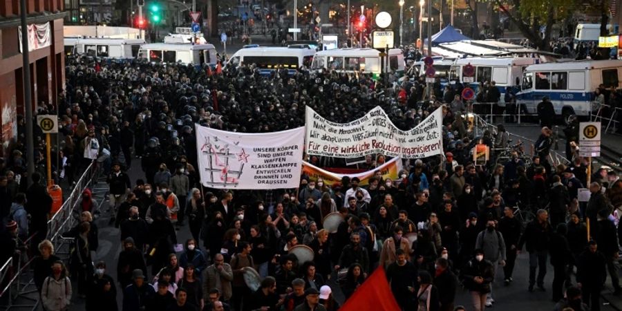 Teilnehmende der sogenannten revolutionären 1. Mai-Demo