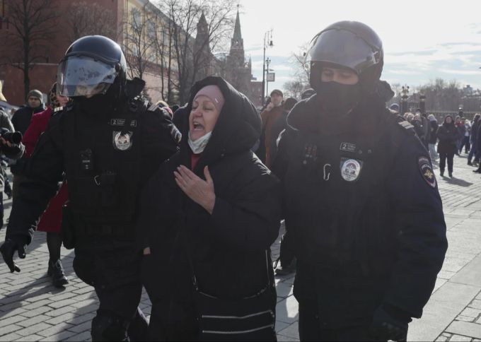 Zahlreiche Demonstranten protestierten in Moskau gegen die Invasion. Viele wurden festgenommen. Ukraine Krieg