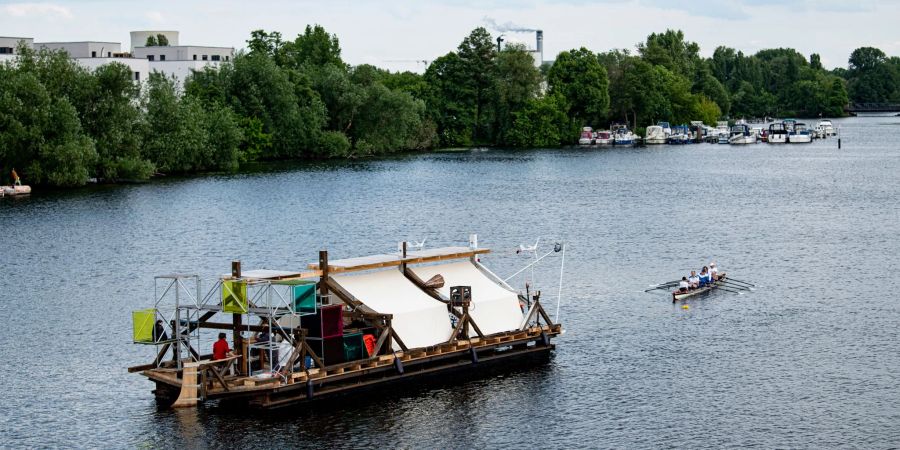 Das Schiff des documenta-Projekts «citizenship» wird vom Ruder-Club Tegelort über die Havel gezogen.