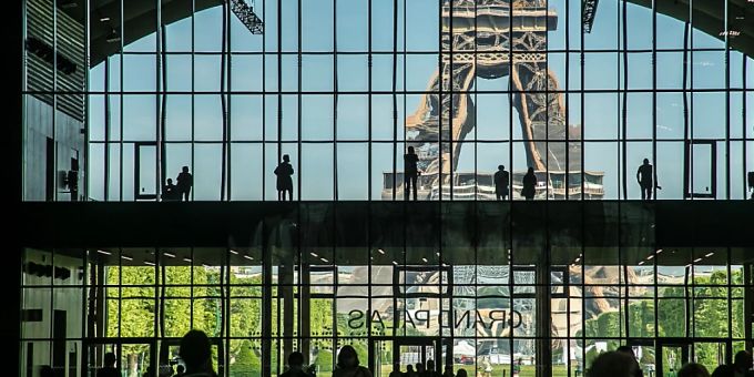 Der Grand Palais Ephemere mit Blick auf den Eifelturm. Der Grand Palais Ephemere mit Blick auf den Eifelturm.
