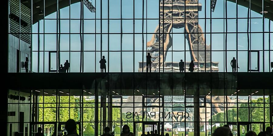 Der Grand Palais Ephemere mit Blick auf den Eifelturm.