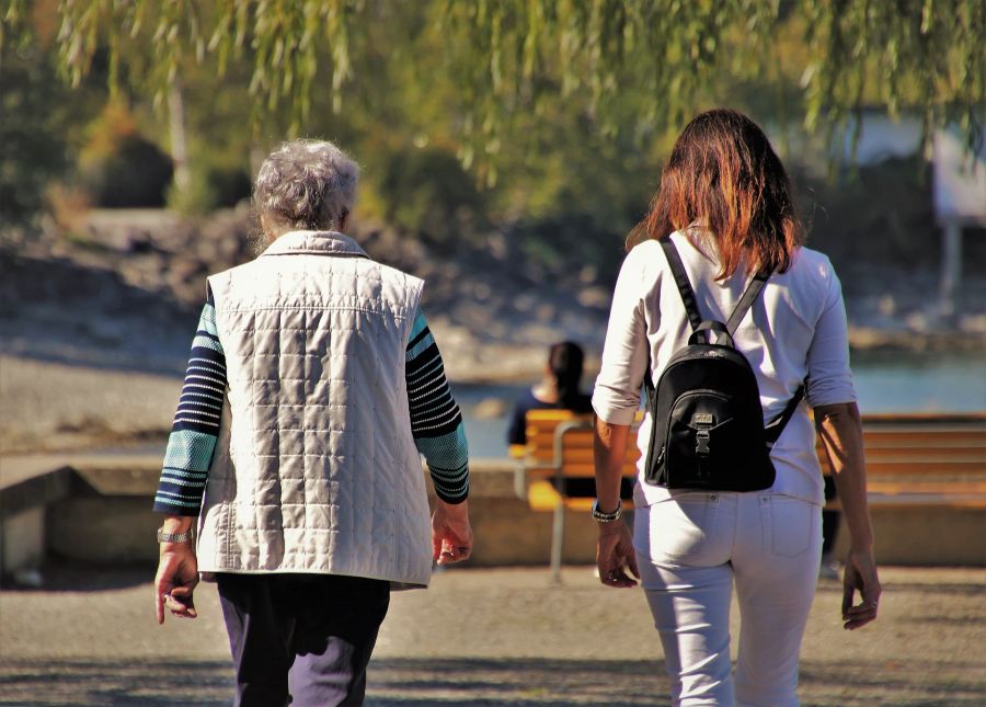 Frauen Spaziergang Promenade Sonne