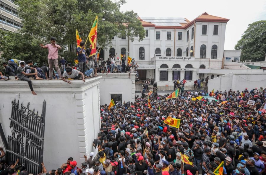 Demonstranten rufen Parolen vor der offiziellen Residenz des Präsidenten von Sri Lanka.