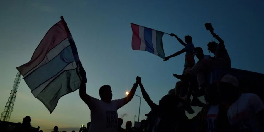 Menschen feiern nach Flucht von Gambias Präsident Jammeh