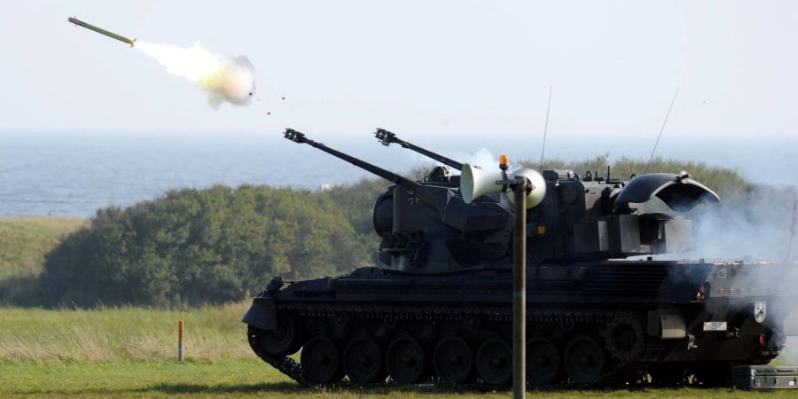 Ein Flugabwehrpanzer vom Typ "Gepard 1A2" feuert auf dem Schiessplatz im schleswig-holsteinischen Todendorf eine Stinger-Flugabwehrrakete ab.