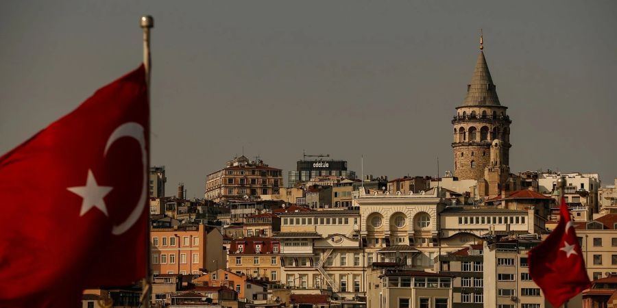 Zwei türkische Flaggen wehen vor der Kulisse des Galataturms in Istanbul.