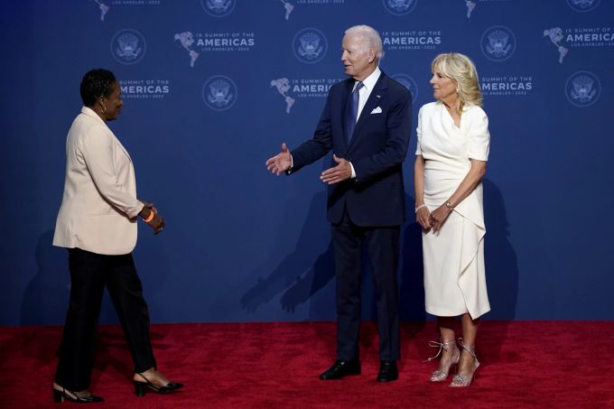 Joe Biden und Jill Biden begrüssen Thelma Browne am Amerika-Gipfel. (AP Photo/Evan Vucci). Biden