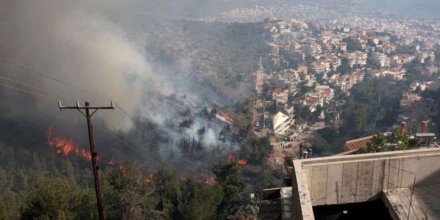Ein Waldbrand auf einem Hügel im Athener Vorort Voula. Wegen fehlender Niederschläge und hoher Temperaturen steigt die Waldbrandgefahr in Griechenland.