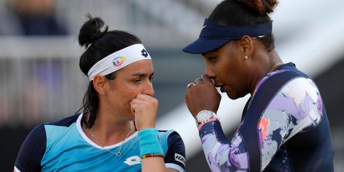 Serena Williams (r) und Ons Jabeur sprechen sich beim Doppel in Eastbourne ab. Serena Williams (r) und Ons Jabeur sprechen sich beim Doppel in Eastbourne ab.