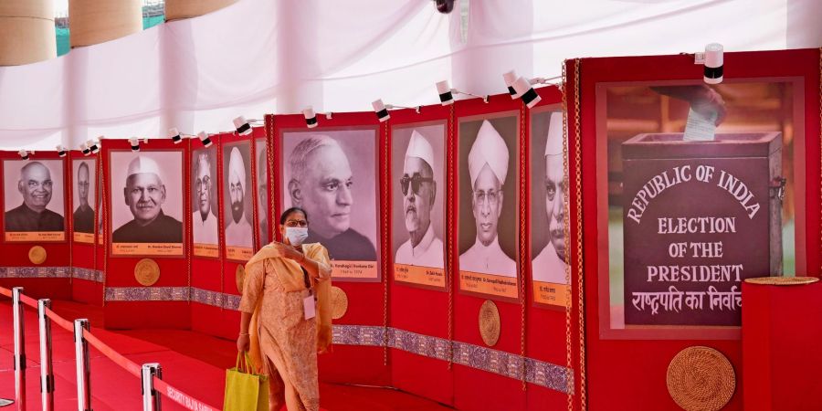 Porträts früherer indischer Präsidenten zieren das Wahllokal im Parlamentsgebäude von Neu-Delhi.