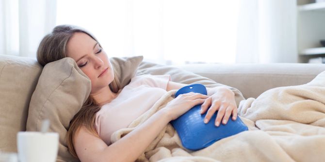 Frau Wärmflasche Decke Couch