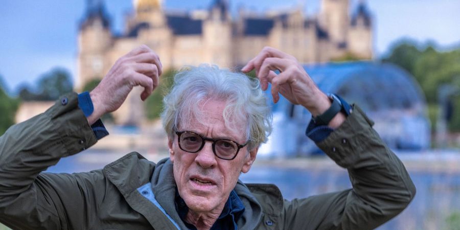 Der Schlagzeuger und Komponist Stewart Copeland steht vor der Generalprobe mit der Mecklenburgischen Staatskapelle vor dem Schweriner Schloss.