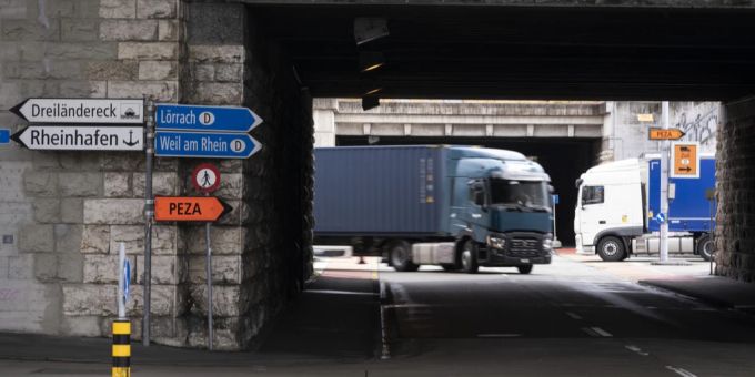 Zwei LKW unterwegs (Symbolbild).