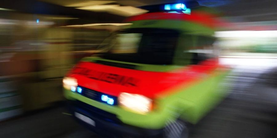 In Zürich sind die Kleider einer Bewohnerin eines Wohnheims in Brand geraten. Die Frau wurde schwerverletzt in ein Spital gebracht. (Symbolbild)