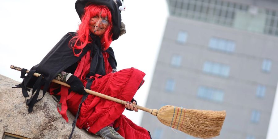 Eine Hexe sitzt auf einem Stein vor dem Brockenhotel: Im gesamten Harz wurde in der Nacht zum 1. Mai das Walpurgisfest gefeiert.