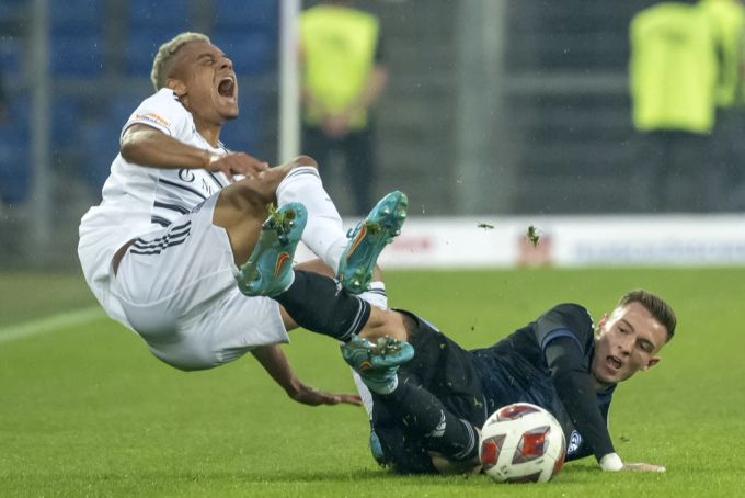 Mehr Kampf als Spiel: Dan Ndoye vom FC Basel (links) im Kampf um den Ball gegen GCs Bendeguz Bolla. FC Basel GC