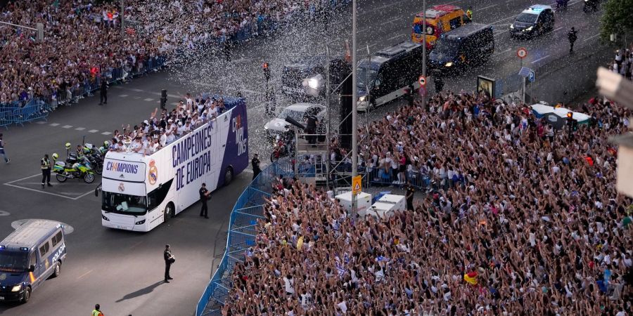 Zehntausende Menschen jubeln den Spielern von Real Madrid bei der Siegesparade in der spanischen Hauptstadt zu.