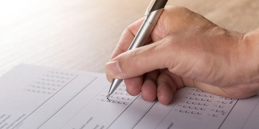 Hand Fragebogen Umfrage Kugelschreiber