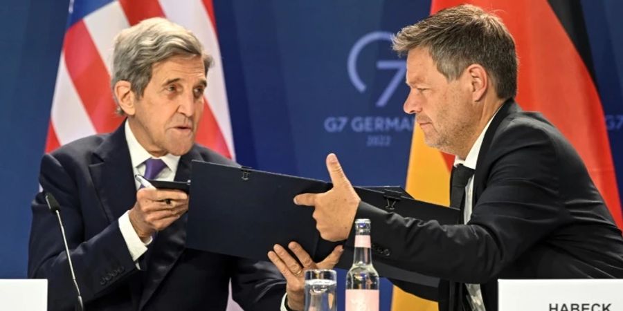 Kerry und Habeck bei Unterzeichnung der Absichtserklärung