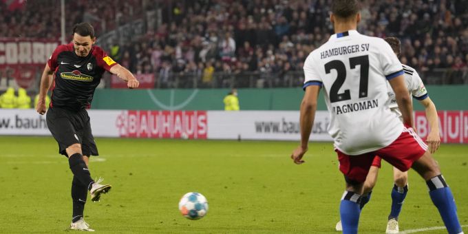 Nicolas Höfler (SC Freiburg) trifft zum 2:0 gegen den Hamburger SV im Halbfianl des DFB-Pokals. SC Freiburg Hamburger SV