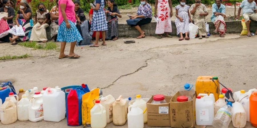 Schlange für Treibstoff in Sri Lanka