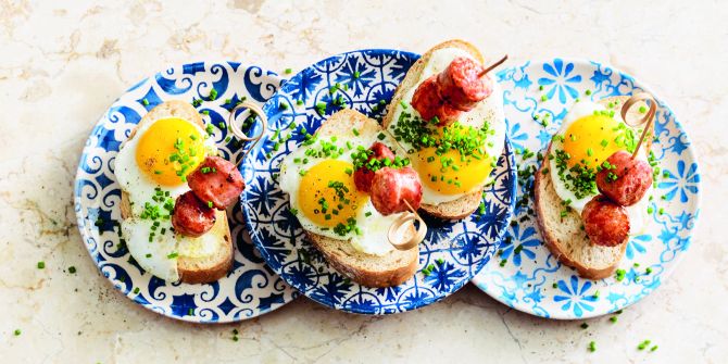 Vorspeise Antipasti Spiegelei Brot Würste