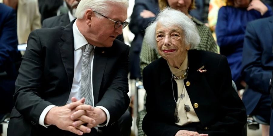 Margot Friedländer und Frank-Walter Steinmeier bei Verleihung