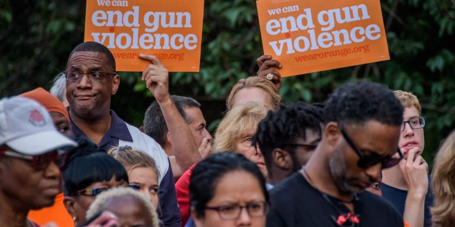 Demonstranten fordern ein Ende der Waffengewalt in den USA (Archivbild). Der US-Bundesstaat New York will seine Waffengesetze verschärfen.