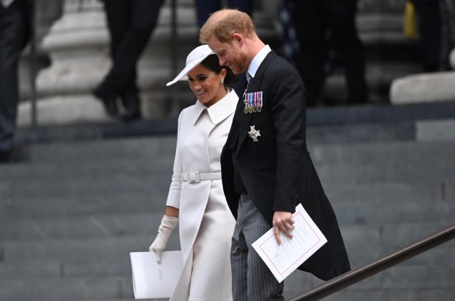 Die Sussex verlassen den Gottesdienst in London.