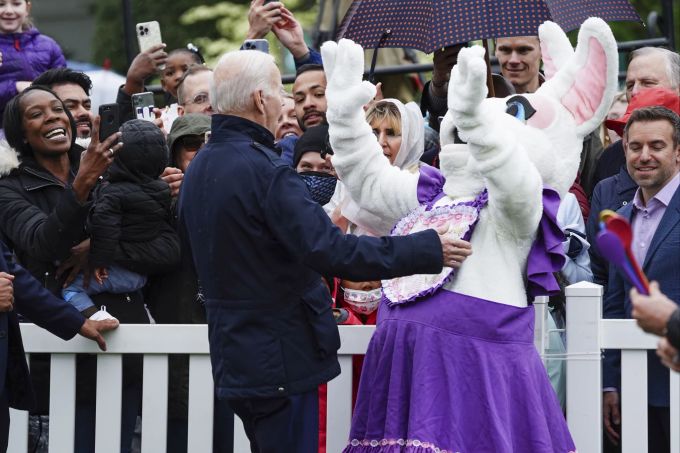 Joe Biden begrüsst den Osterhosen am traditionellen Ostereirollen im Weissen Haus. joe biden ostern
