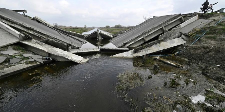 Zerstörte Brücke bei Kiew
