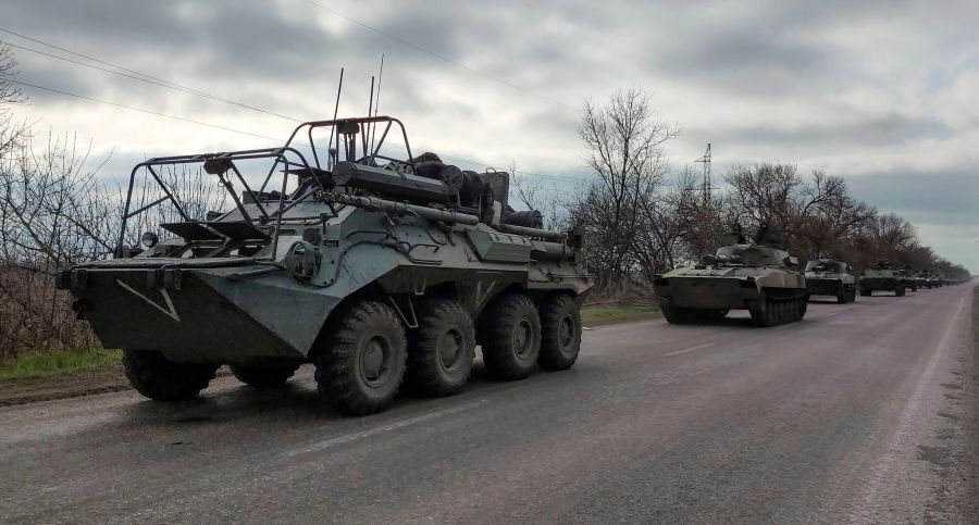 Ein russischer Militärkonvoi bewegt sich auf einer Autobahn in einem von russisch unterstützten Separatisten kontrollierten Gebiet in der Nähe von Mariupol. Alexei Alexandrov/AP/dpa