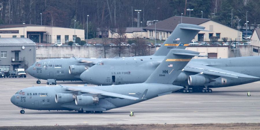 Flugzeuge stehen auf der US-Airbase in Ramstein.